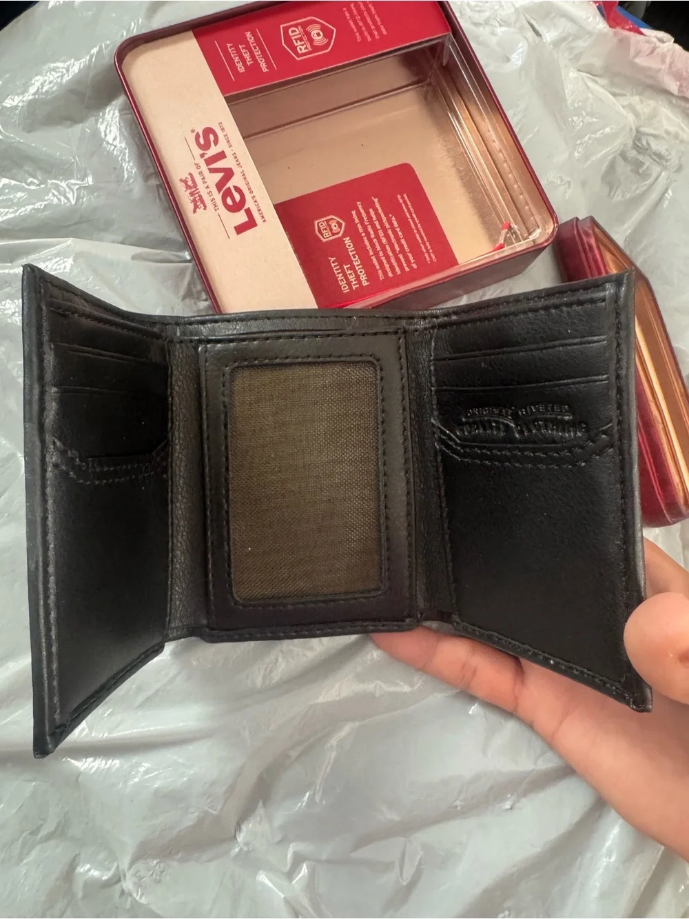 New Levi's Men's Trifold Wallet-Sleek/Slim Includes Id Window and Credit Card